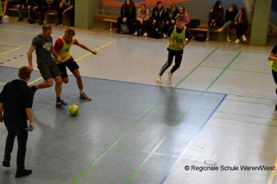 Foto des Albums: Lehrer behalten im Fußballduell mit den Schülern die Oberhand