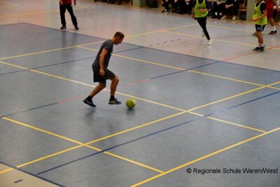Foto des Albums: Lehrer behalten im Fußballduell mit den Schülern die Oberhand