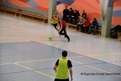 Foto des Albums: Lehrer behalten im Fußballduell mit den Schülern die Oberhand