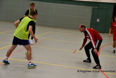 Foto des Albums: Lehrer behalten im Fußballduell mit den Schülern die Oberhand