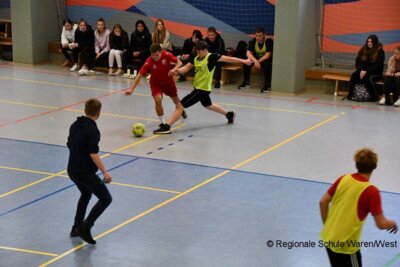 Foto des Albums: Lehrer behalten im Fußballduell mit den Schülern die Oberhand