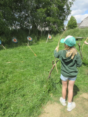 Foto des Albums: Ausflug Klassen 1/2a und 1/2c mit der tschechischen Partnerschule in den Geschichtspark Bärnau (14. 06. 2023)