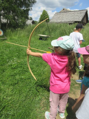 Foto des Albums: Ausflug Klassen 1/2a und 1/2c mit der tschechischen Partnerschule in den Geschichtspark Bärnau (14. 06. 2023)