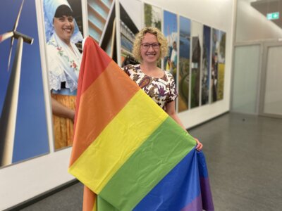 CSD 2023 - OSL macht mit bei Fahnenaktion  (Bild vergr&ouml;&szlig;ern)