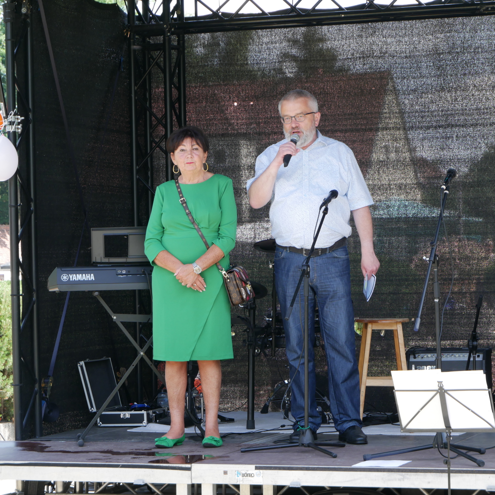 Bild: Eröffnung auf der Bühne durch Bürgermeister Stefan Feustel und MdL Kerstin Nicolaus