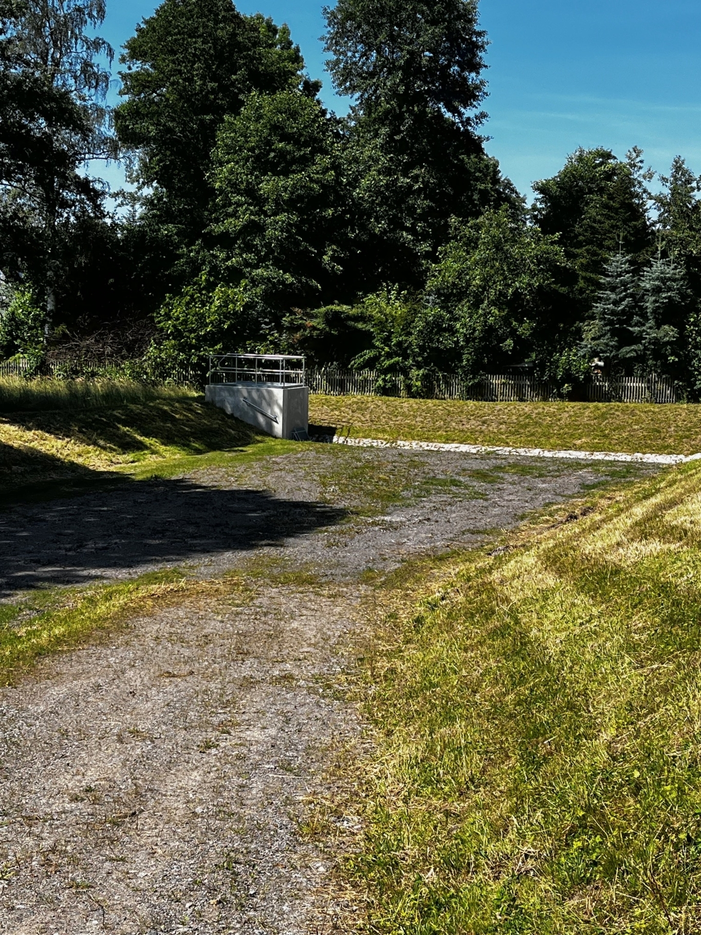 Bild: Becken mit Drosselbauwerk