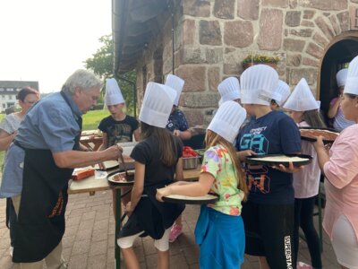 Foto des Albums: Drittklässler zu Besuch beim Backhausverein Langenbrand