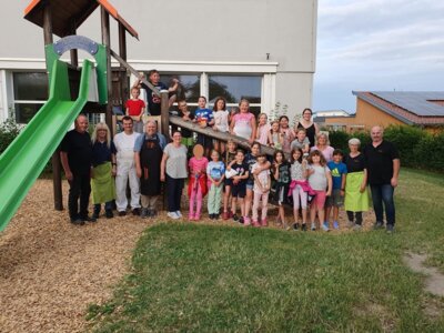 Foto des Albums: Drittklässler zu Besuch beim Backhausverein Langenbrand