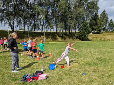 Weitwurf Klasse 1b 