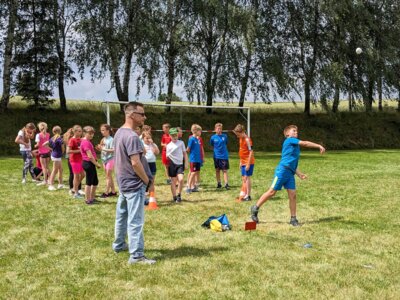 Weitwurf Klasse 4b 