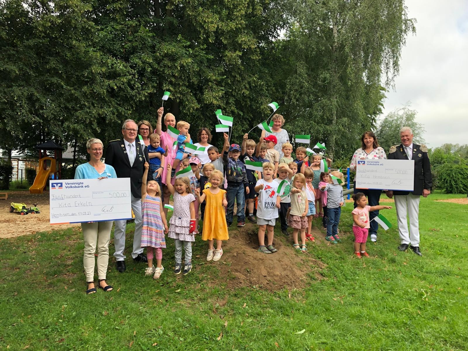 Bild: Eine Verlosung von Sitzplatzkarten für ein Spiel des SC Paderborn 07 auf dem Schützenfest 2023 brachte 1000 € ein. Der Betrag wurde zu gleichen Teilen an die Kitas in Hembsen und Erkeln gesponsert.