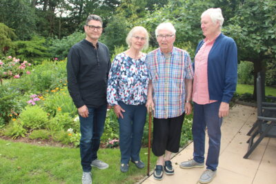 Das Ehepaar Bielefeld mit Carsten Lampe (links) und Has-Dieter Rofalski (rechts)  (Bild vergr&ouml;&szlig;ern)