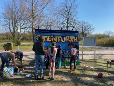 Foto des Albums: Steinfurther Eltern und Kinder mit unseren Gemeindearbeitern bringen die Bushaltestelle in Ordnung (11. 07. 2023)