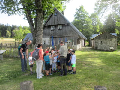 Foto des Albums: Tröstauer Kinder in Grassemann mit Naturparkrangern (14. 07. 2023)