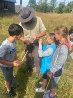 Foto des Albums: Tröstauer Kinder in Grassemann mit Naturparkrangern (14. 07. 2023)