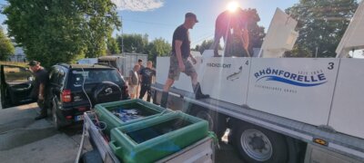 &Uuml;bernahme der kostbaren Aal-Fracht vom zentralen Verteiler des LAV in Halle 