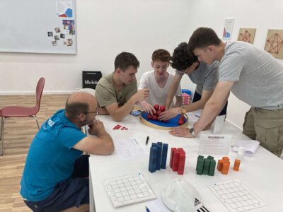 Foto des Albums: Mathematik-Leistungskurse der MSS 12 besuchen Mathe-Ausstellung in Mainz (17.07.2023)