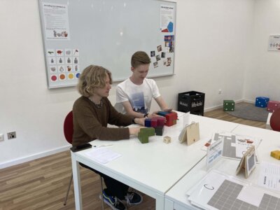 Foto des Albums: Mathematik-Leistungskurse der MSS 12 besuchen Mathe-Ausstellung in Mainz (17.07.2023)