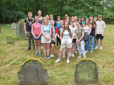 Fotoalbum Schüler*innen der Klasse 10c besuchen jüdischen Friedhof in ihrer Region