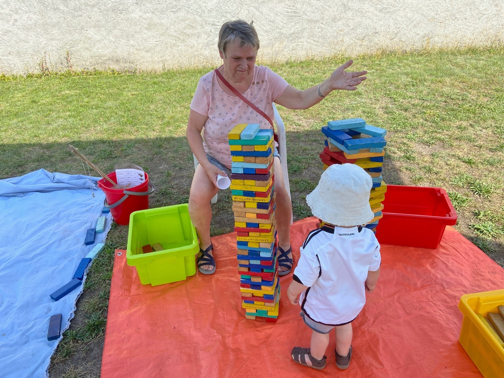 Bild: Spielen mit dem Schlupfwinkel und Frau Jahn