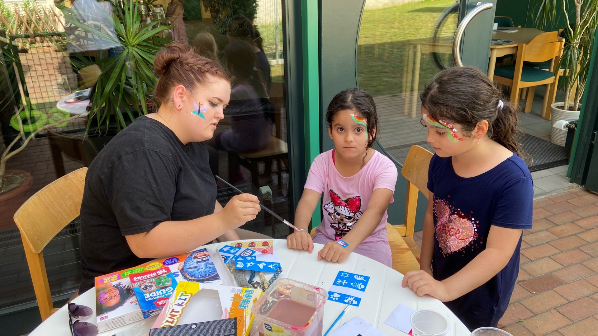 Bild: Lara beim Kinderschminken