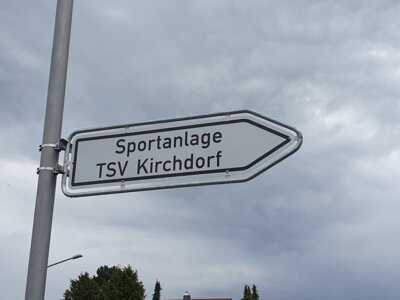 Foto des Albums: Neue Wegweiser zur Sportanlage des TSV Kirchdorf angebracht ... (09. 08. 2023)