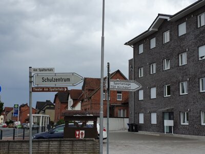 Foto des Albums: Neue Wegweiser zur Sportanlage des TSV Kirchdorf angebracht ... (09. 08. 2023)