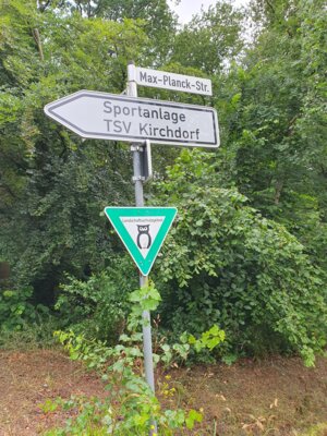 Foto des Albums: Neue Wegweiser zur Sportanlage des TSV Kirchdorf angebracht ... (09. 08. 2023)