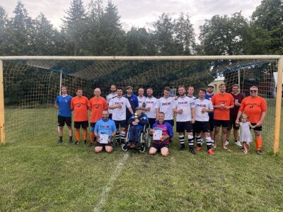 Die Tr&ouml;bitzer Mannschaft mit dem  &auml;ltesten Mitglied der Abt. Fu&szlig;ball Horst M&uuml;ller 