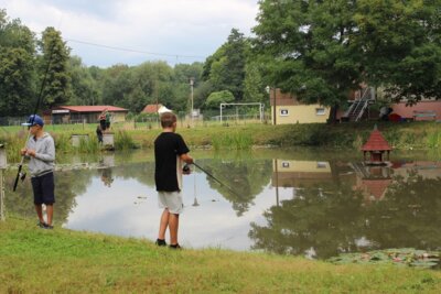zum Teichfest geh&ouml;rt auch das Angeln unter sachkundiger Anleitung 