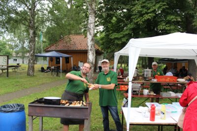 f&uuml;r gute Verpflegung sorgen nicht nur Stefan Wartmann und J&uuml;rgen Schlufter 