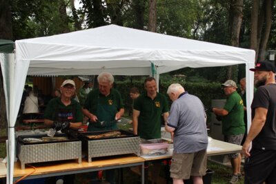 Ralf Chemnitz, Vereinschef Gerhard Hildebrandt und Sohn Andreas haben die notwendige Erfahrung und Ruhe am umlagerten Bratforellenstand 