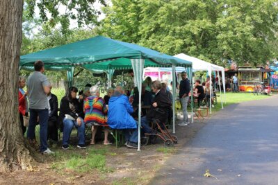 gern angenommen wurden die vielen Sitzpl&auml;tze rund um das Festgel&auml;nde 