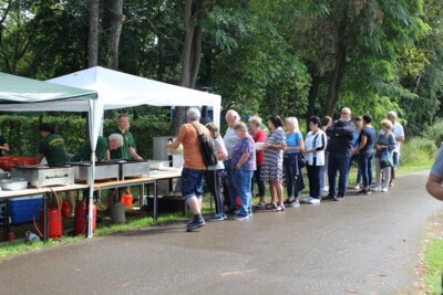 Fisch f&uuml;r Fisch wird der Wartegemeinschaft der Appetit abgekauft. 
