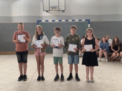 Foto des Albums: Verabschiedung Klasse 6 und Auszeichnung für besondere Leistungen