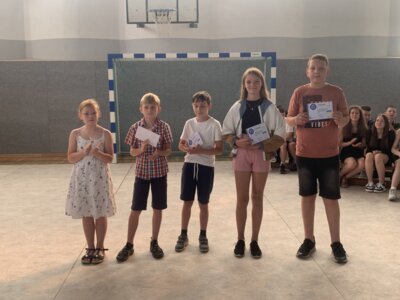 Foto des Albums: Verabschiedung Klasse 6 und Auszeichnung für besondere Leistungen