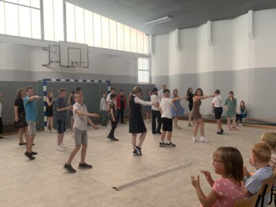Foto des Albums: Verabschiedung Klasse 6 und Auszeichnung für besondere Leistungen