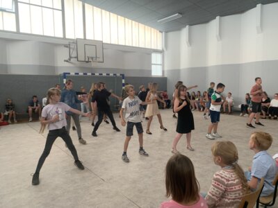 Foto des Albums: Verabschiedung Klasse 6 und Auszeichnung für besondere Leistungen