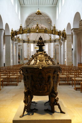 Taufbecken Hildesheimer Dom  (Bild vergr&ouml;&szlig;ern)