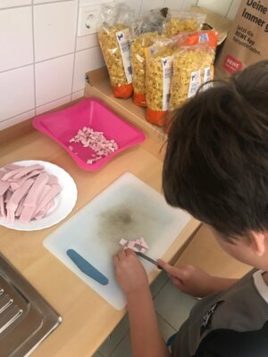 Foto des Albums: Ferienhort - Mittagessen kochen