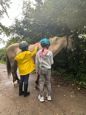 Foto des Albums: 4 Hufe zum Glück mit Pony Merlin - Sommerferien-Workshops 2023 (28. 08. 2023)