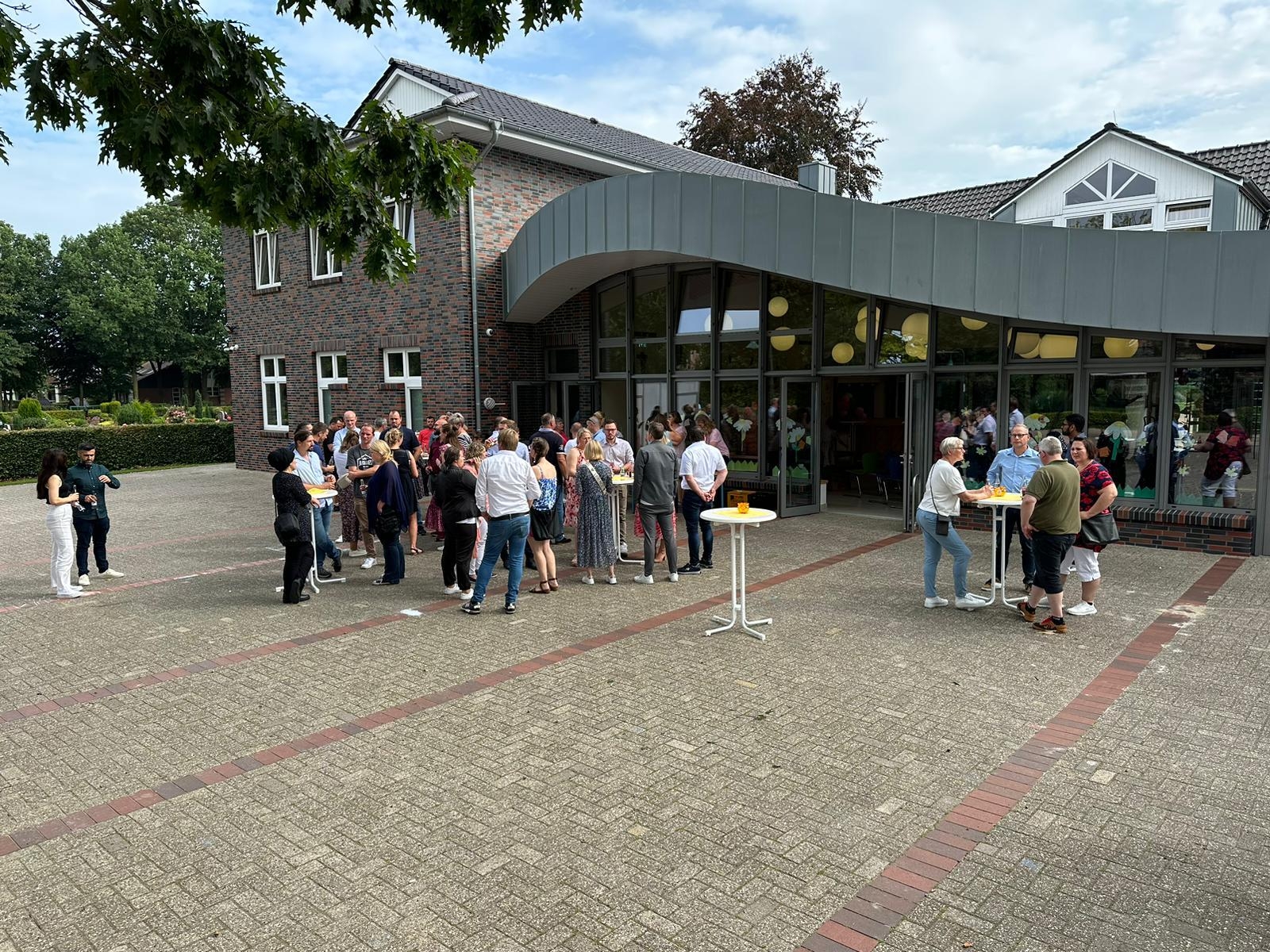 Bild: Eltern machen Pause bei einer kleinen Erfrischung