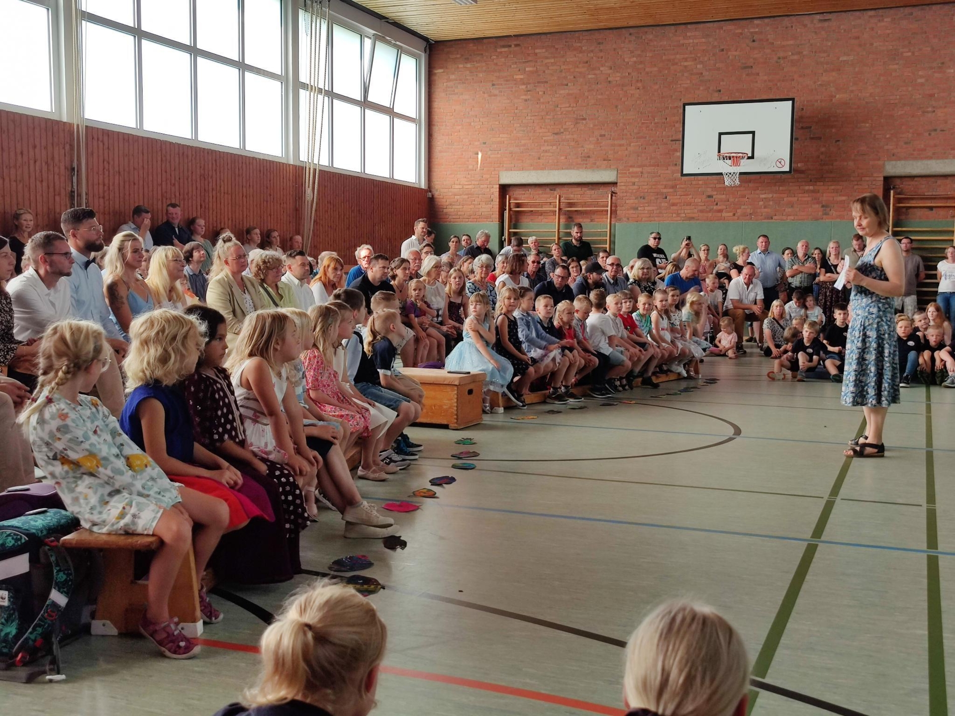 Bild: Das Programm in der Turnhalle