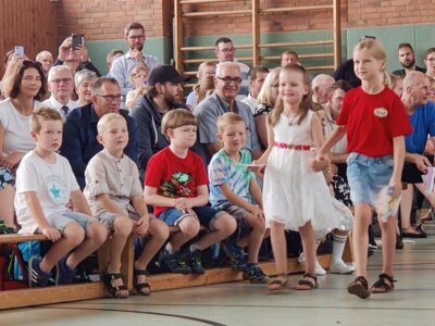 Die Zweitkl&auml;ssler holen ihre Paten ab.  (Bild vergr&ouml;&szlig;ern)