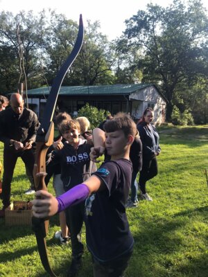 Projekt: Bogenschie&szlig;en    Am 01.09.23 durfte die 6b, bei den Bogenf&uuml;chsen Rathenow, zu einem Schnuppertraining zu Besuch kommen.  2 Stunden lang lernten die Sch&uuml;lerinnen und Sch&uuml;ler den sicheren Umgang mit dem Sportger&auml;t und wie man richtig zielt. Ein gro&szlig;es Dankesch&ouml;n geht an Herrn L&uuml;dke, der sich sehr viel Zeit f&uuml;r uns genommen hat. 