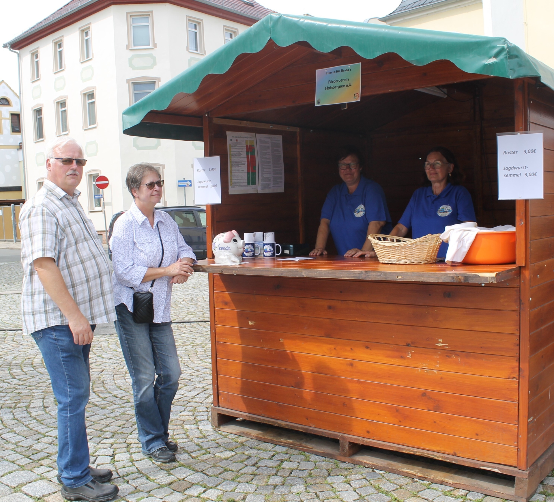 Bild: Am Stand des Fördervereins Hainbergsee ...
