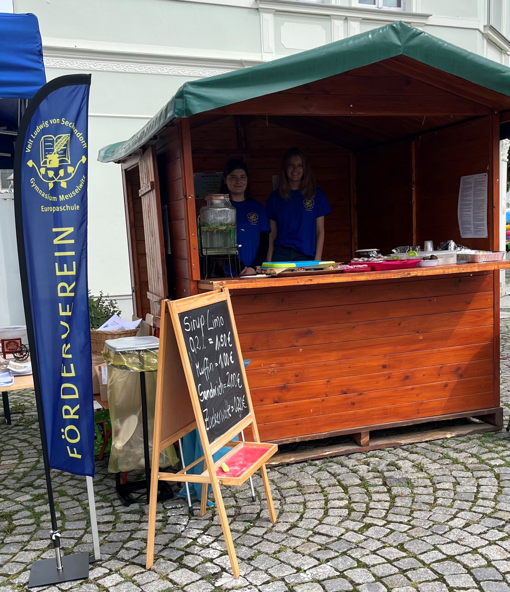 Bild: Am Stand des Fördervereins des Gymnasiums gab es u. a. Sandwiches und Muffins ...