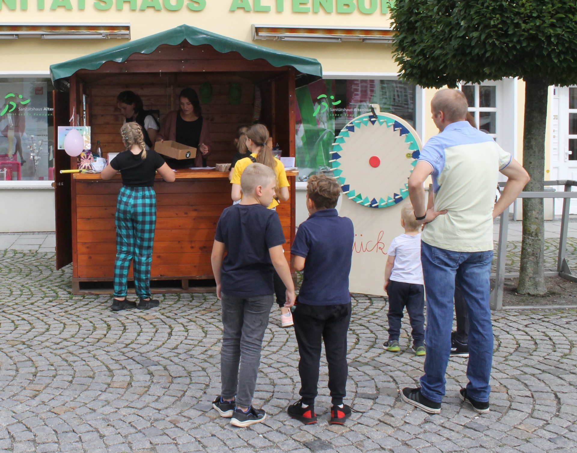 Bild: Sie konnten sich am Stand der Stadt am Glücksrad versuchen ...