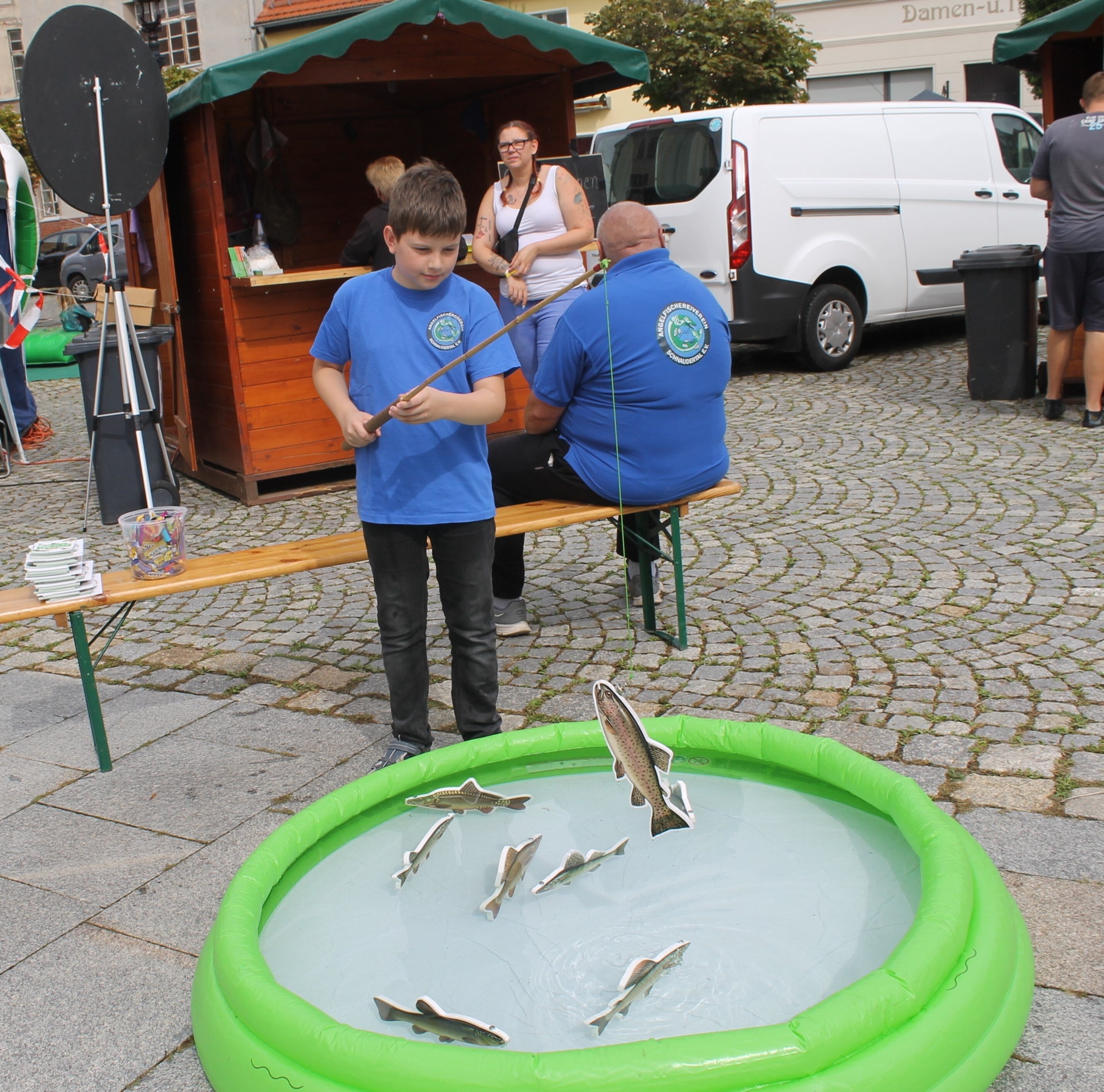 Bild: Martin angelte vor dem Stand des AFV, wo u. a. Fischbrötchen verkauft wurden