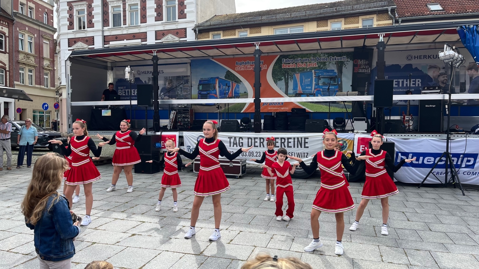 Bild: Die Cheerleader des ZFC tanzen ...